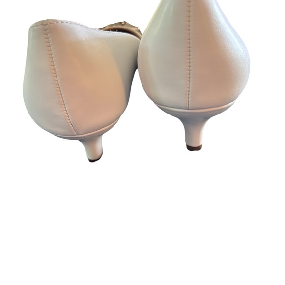 VTG Adrienne Vittadini White Faux Leather Kitten Heels 9M With Bold Gold Chain - Picture 5 of 9